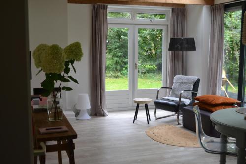 een woonkamer met een bank en een stoel bij Vossenbelt in Gasselte
