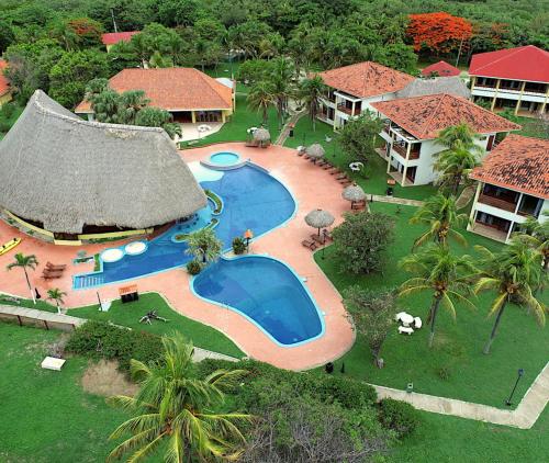 een luchtzicht op een resort met een zwembad bij Nandel Beach Resort in La Cruz