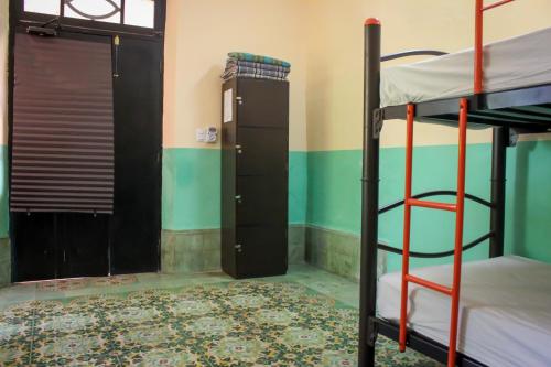 a room with two bunk beds and a closet at Hostal La Ermita in Mérida