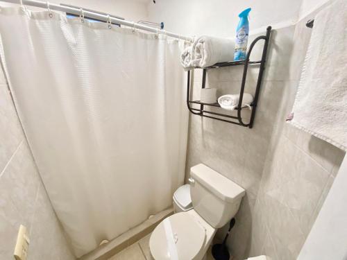 Un baño de Coco Suites by Andiani Travel