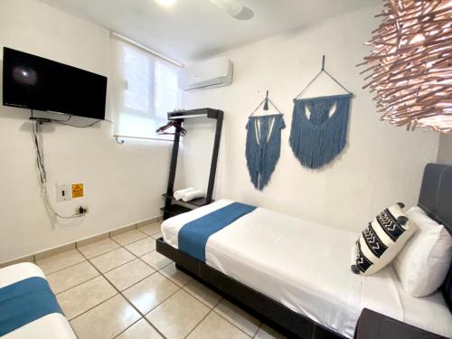 Una cama o camas en una habitación de Coco Suites by Andiani Travel