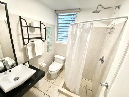 Un baño de Coco Suites by Andiani Travel