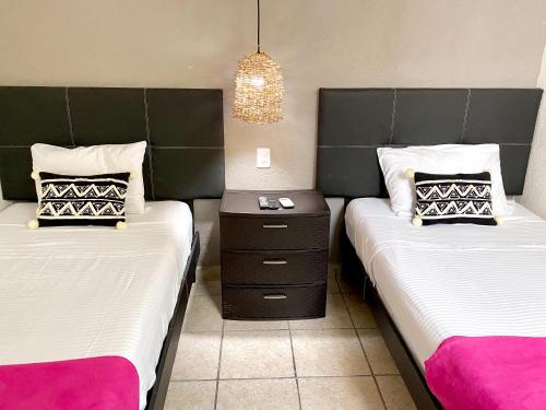 Una cama o camas en una habitación de Coco Suites by Andiani Travel