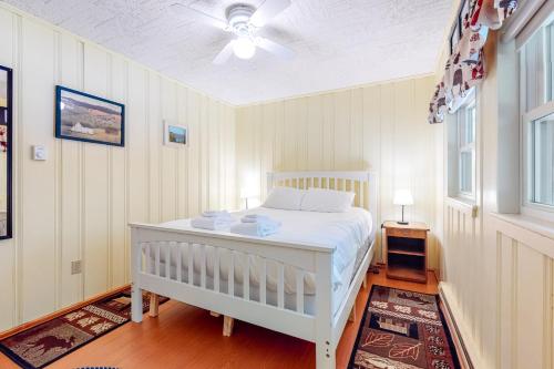 Madisonにある20 Island Driveのベッドルーム(白いベッド1台、天井ファン付)