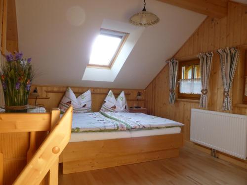 een slaapkamer met een bed op zolder bij Landhaus Lehner in Sankt Michael im Lungau