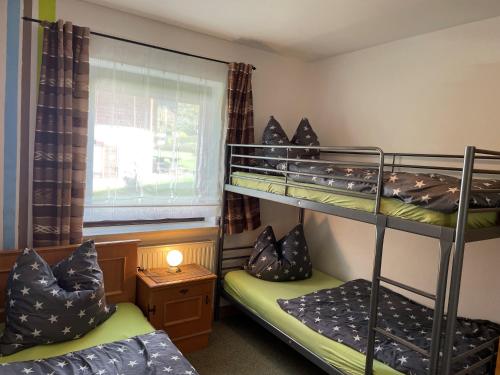 アルラッハにあるFeriendorf am hohen Bogen Haus 98 EGの窓のある部屋に二段ベッドが2つある