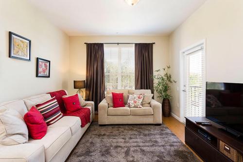 3Br 2Bath Condo Balcony 5min Conv Center 1410ft photo 13