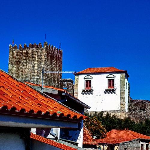a building with red windows next to a castle at Casa Dr. Saba in Belmonte