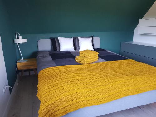 - une chambre avec un lit doté d'une couverture jaune dans l'établissement STUDIO SLOW CERLA 9 Korbielów, à Korbielów