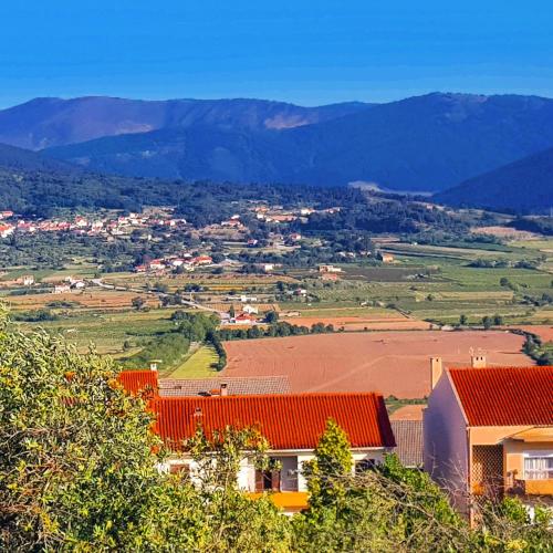 Vista generica sulle montagne o vista sulle montagne dall'interno della casa vacanze