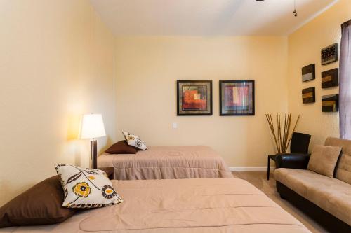 3Br 2Bath Condo Balcony 5min Conv Center 2087ft photo 9