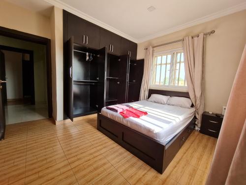 Voodi või voodid majutusasutuse Lovely 3-Bedroom around Ogba, Ikeja, Lagos. toas
