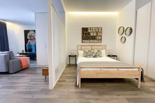 1 dormitorio con 1 cama grande en una habitación en Encantador y coqueto loft a 8 min. de la playa., en Alicante
