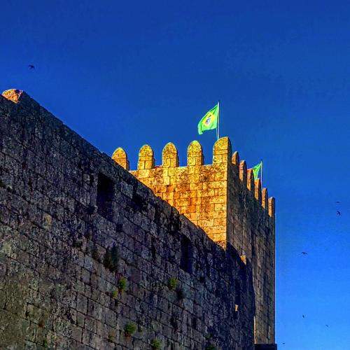 a castle with a flag on top of it at Casa Dr. Saba in Belmonte