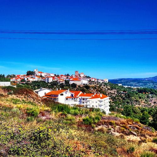 un gruppo di edifici bianchi su una collina di Dona Gracia Belmonte a Belmonte