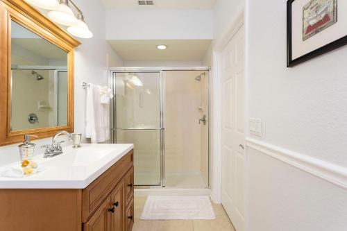 y baño con lavabo blanco y ducha. en 3Br 4 Bath Large Condo 5min Conv Center 1732ft, en Orlando