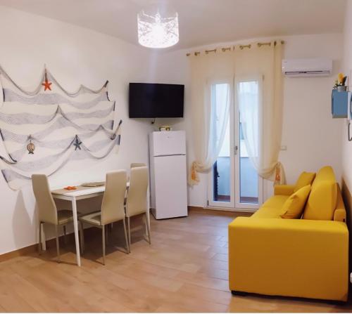A television and/or entertainment centre at Casa vacanze Almàsalo