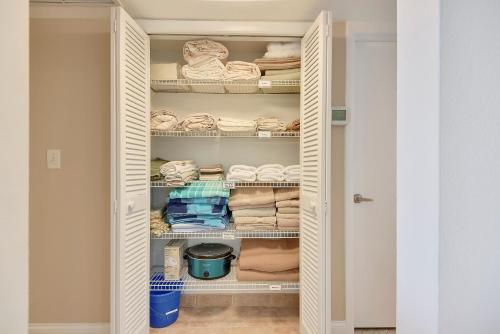 un vestidor con toallas en los estantes en Sandy Sunrise - 1040S, en Port Orange