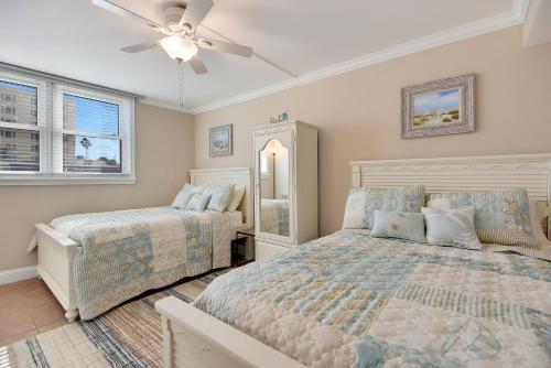 Postel nebo postele na pokoji v ubytování Sandy Sunrise - 1040S