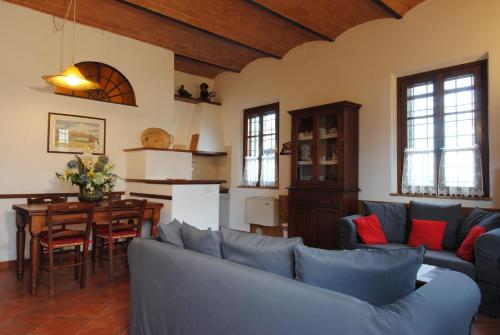 a living room with a couch and a table at Agriturismo Il Poggiarello in Siena