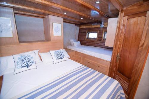 Postel nebo postele na pokoji v ubytování Barco clásico en Barcelona