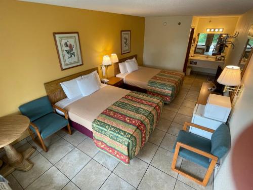 Una cama o camas en una habitación de Ozark Valley Inn