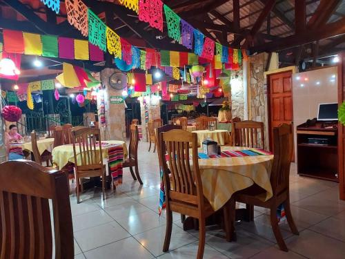 Un restaurante o sitio para comer en Amapola Resort
