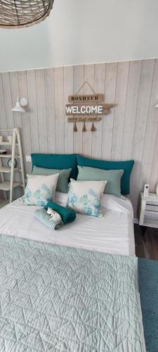 Tempat tidur dalam kamar di Suite avec tropezienne vue mer