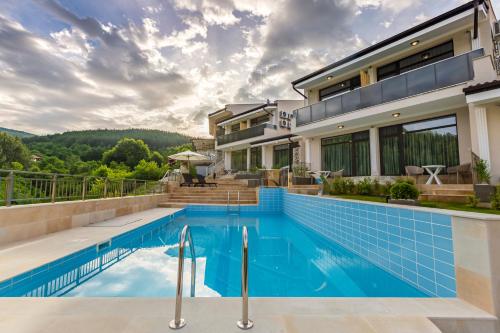 una casa con piscina e una casa di Club Houses StefVall a Glavatartsi