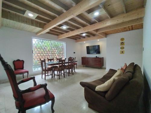 sala de estar con sofá, mesa y sillas en Cloud9 Hostel, en Medellín