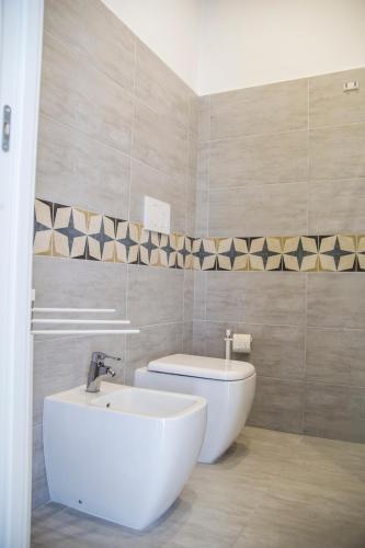 a bathroom with a white sink and a toilet at Maison de Julia Pompei in Pompei