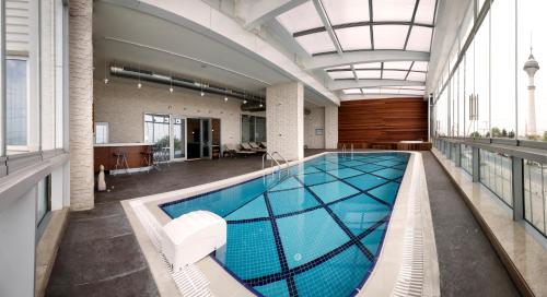 ein großer Pool in einem großen Gebäude in der Unterkunft Tuyap Palas in Istanbul