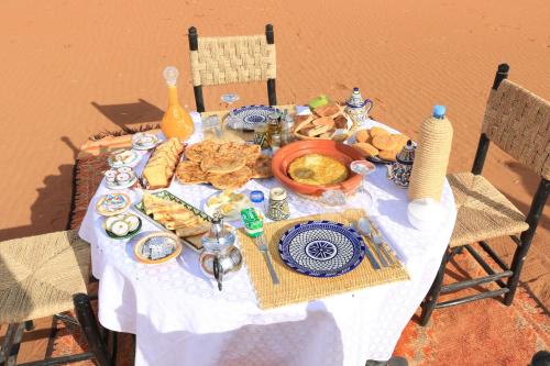 Comida en o cerca de este tented camp