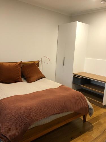 - une chambre avec un lit et un bureau dans l'établissement Scotsdale Farm, à Denmark