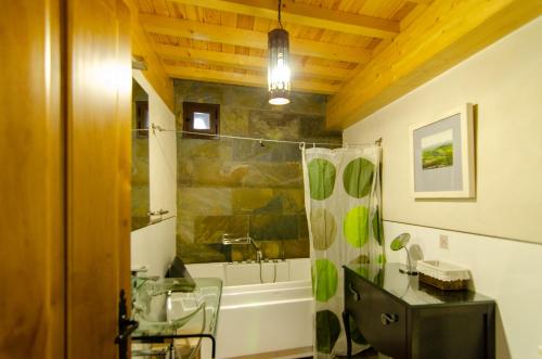 A bathroom at Apartamentos A Fala en Trevejo y San Martin de Trevejo, Sierra de Gata