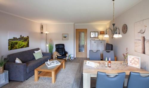 ein Wohnzimmer mit einem Sofa und einem Tisch in der Unterkunft Austernfischer - a27555 in Büsumer Deichhausen