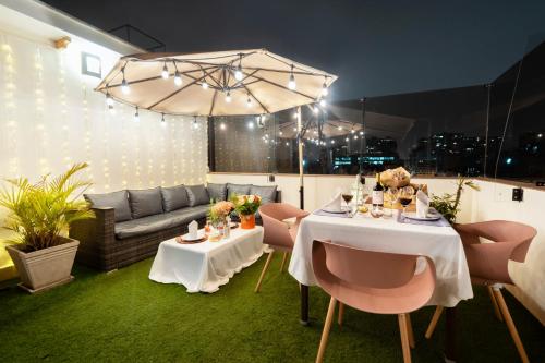 a living room with two tables and an umbrella at Hotel Andesmar in Lima
