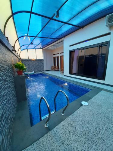 une piscine avec un plafond bleu dans l'établissement VILLA MB, à Bogor