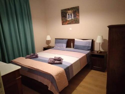 una camera da letto con un letto e due asciugamani di ''Dei Vecchi'' apartment in Kerkyra a Città di Corfù