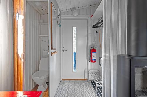 ein kleines Bad mit WC und Waschbecken in der Unterkunft Gilleråsvägen 13 C in Sälen