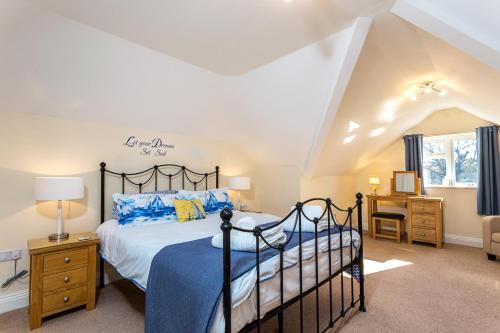 Giường trong phòng chung tại Inglewood Cottage