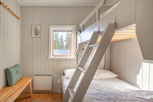 niewielka sypialnia z łóżkiem piętrowym i łóżkiem piętrowym w obiekcie Gilleråsvägen 13 B w mieście Sälen