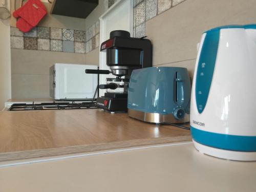 Tölgyerdő Apartmanにあるキッチンまたは簡易キッチン
