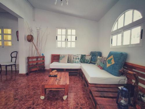 een woonkamer met een bank en een salontafel bij Casa Belinda in San Nicolás