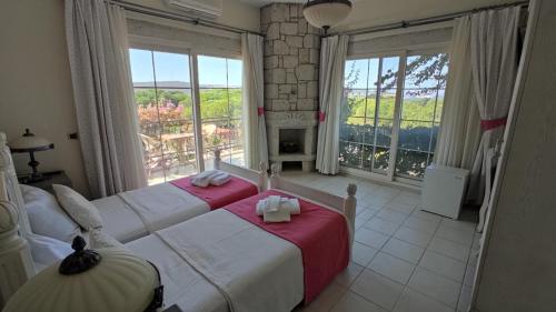 1 dormitorio con 2 camas y ventana grande en Dolina Hotel, en Cesme