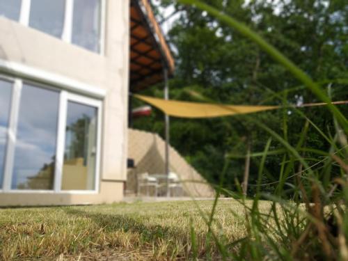 Tölgyerdő Apartmanにある庭