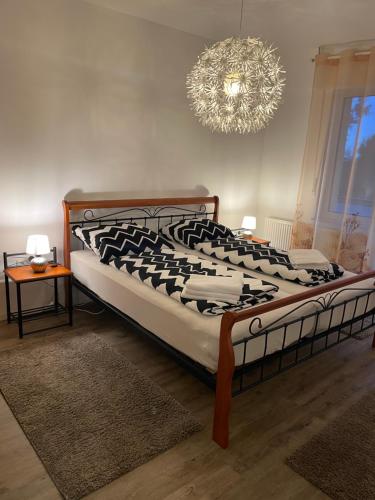 uma cama grande num quarto com um lustre em Ferienwohnung Julia em Vlotho