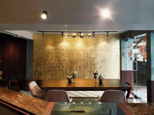 a dining room with a table and chairs at Golden House BTS Chidlom Bangkok in Bangkok
