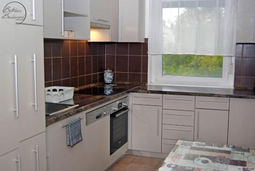 Kuchyňa alebo kuchynka v ubytovaní Bethlen Boulevard Apartman