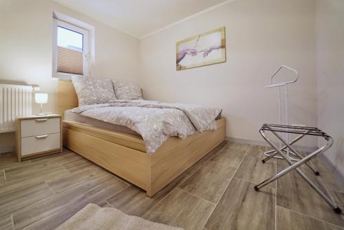 ein Schlafzimmer mit einem Bett und einer Lampe darin in der Unterkunft Bungalow am Neustädter See in Neustadt-Glewe